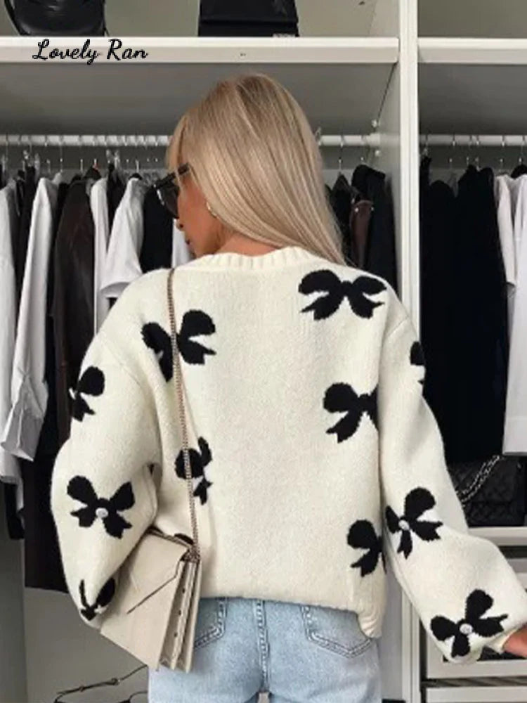 Luxe Marelle - Elegantni pulover z čipkastim zapiranjem